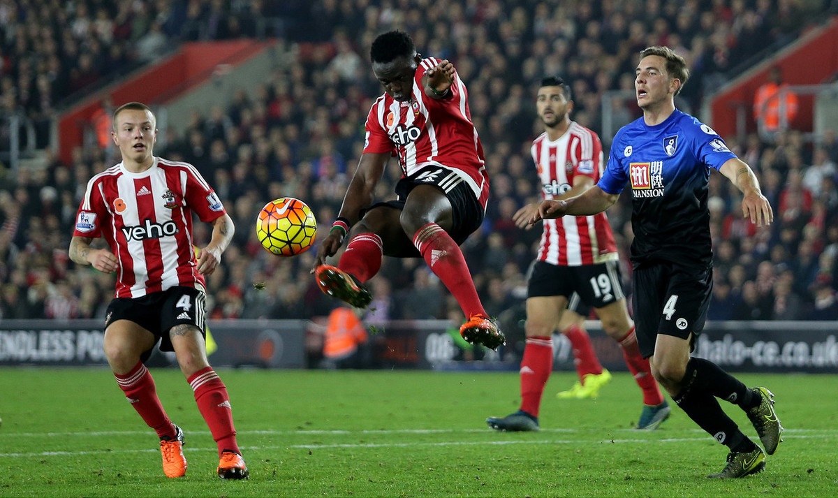 中甲冠军辽宁铁人队在沈阳故宫拍全家福：致敬历史，开启未来