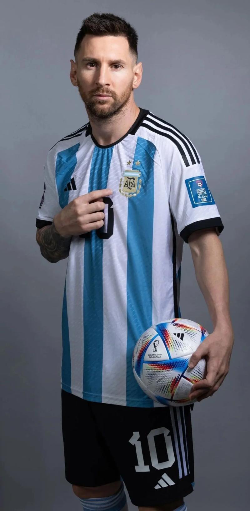 风中有朵雨做的云？曼城新赛季二客球衣曝光：灵感源自雨滴