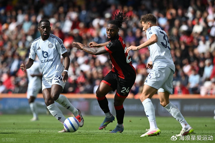 十人博洛尼亚0-0战平布兰，里科吉安尼斯染红