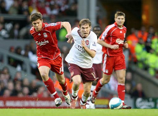 骑士全队首节手感不佳，投篮仅25投8中&已落后老鹰10分